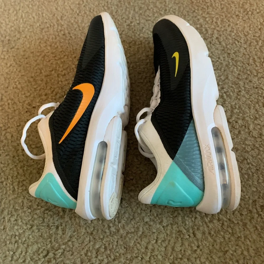 Nike Air Max Advantage 2 Athletic Shoes for Women